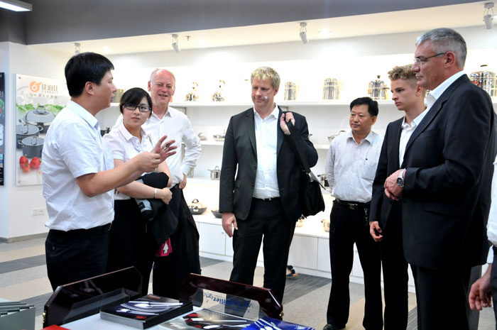 向沙爾平及德國(guó)企業(yè)家介紹展廳金屬產(chǎn)品